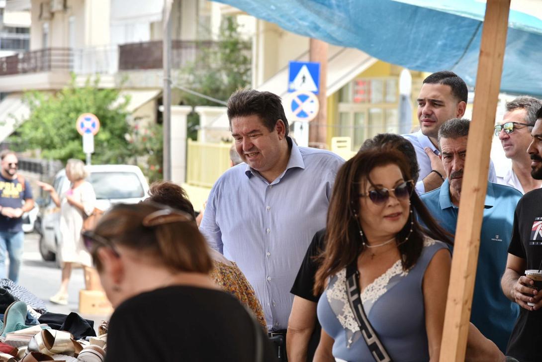 Στη λαϊκή αγορά της Θερίσσου ο Μιχάλης Καραμαλάκης