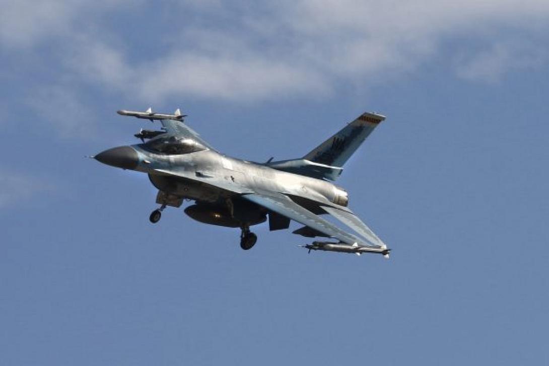 F16