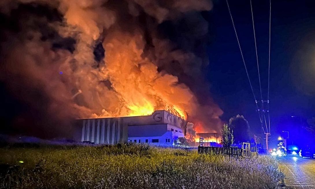 εργοστάσιο φωτιά