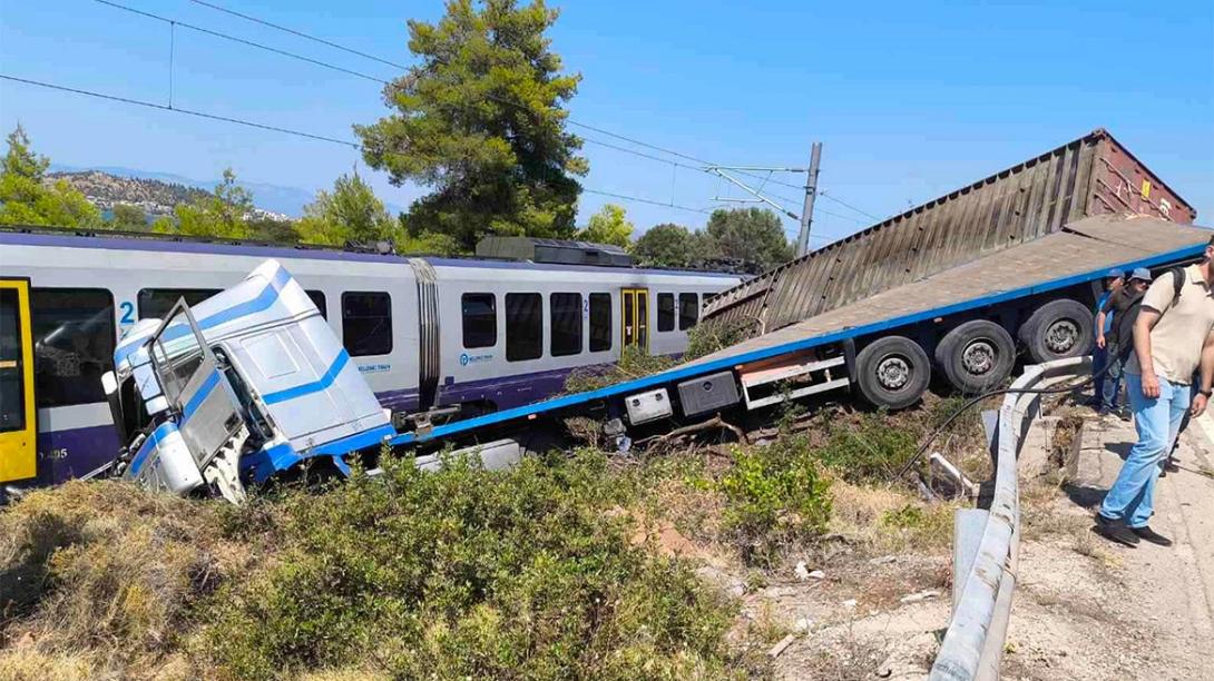 συγκρουση τρενου με φορτηγο