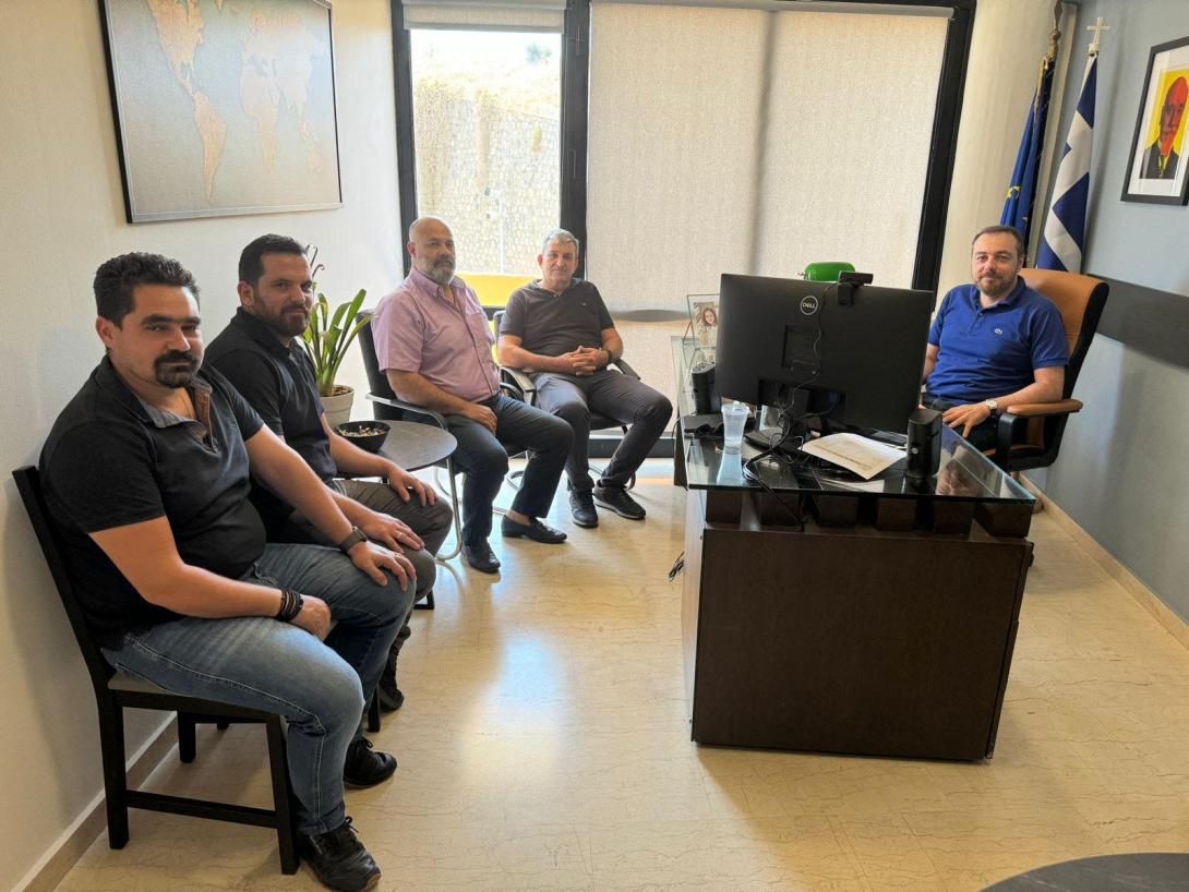 ΠΑΡΑΣΥΡΗΣ ΜΕΛΙΣΣΟΚΟΜΟΙ