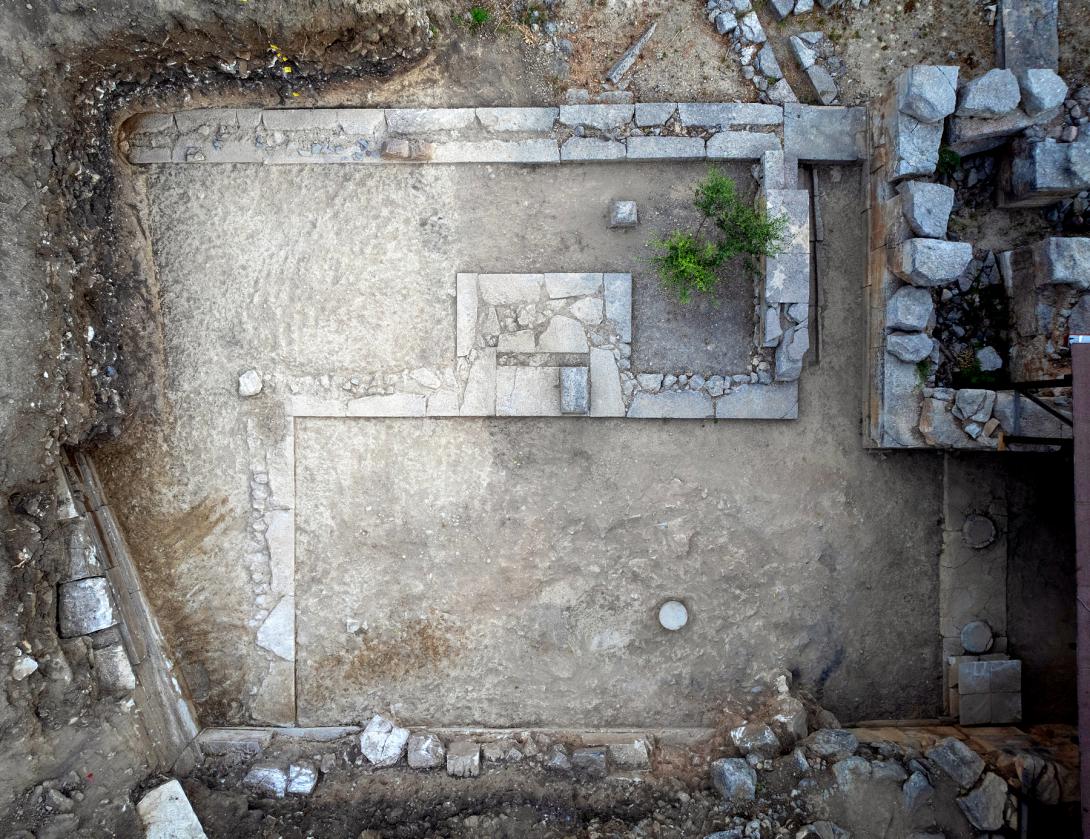 Η είσοδος με τους τέσσερις βωμούς δεξιά στην φωτογραφία