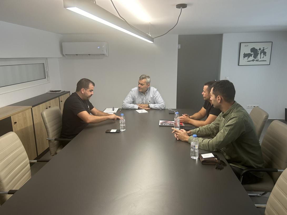 Συνάντηση του Χάρη Μαμουλάκη με τους Συμβασιούχους Πυροσβέστες