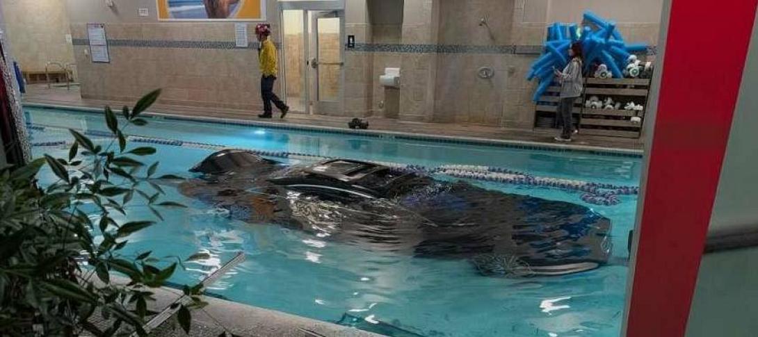 Αυτοκίνητο - πισίνα