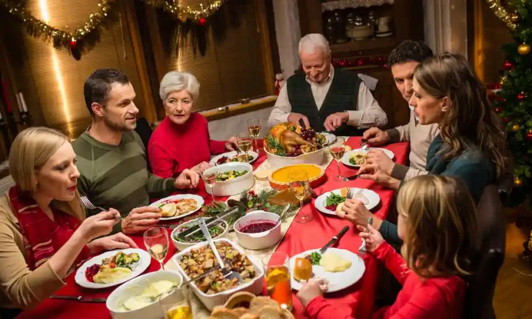 χριστουγεννιατικο τραπεζι οικογενεια