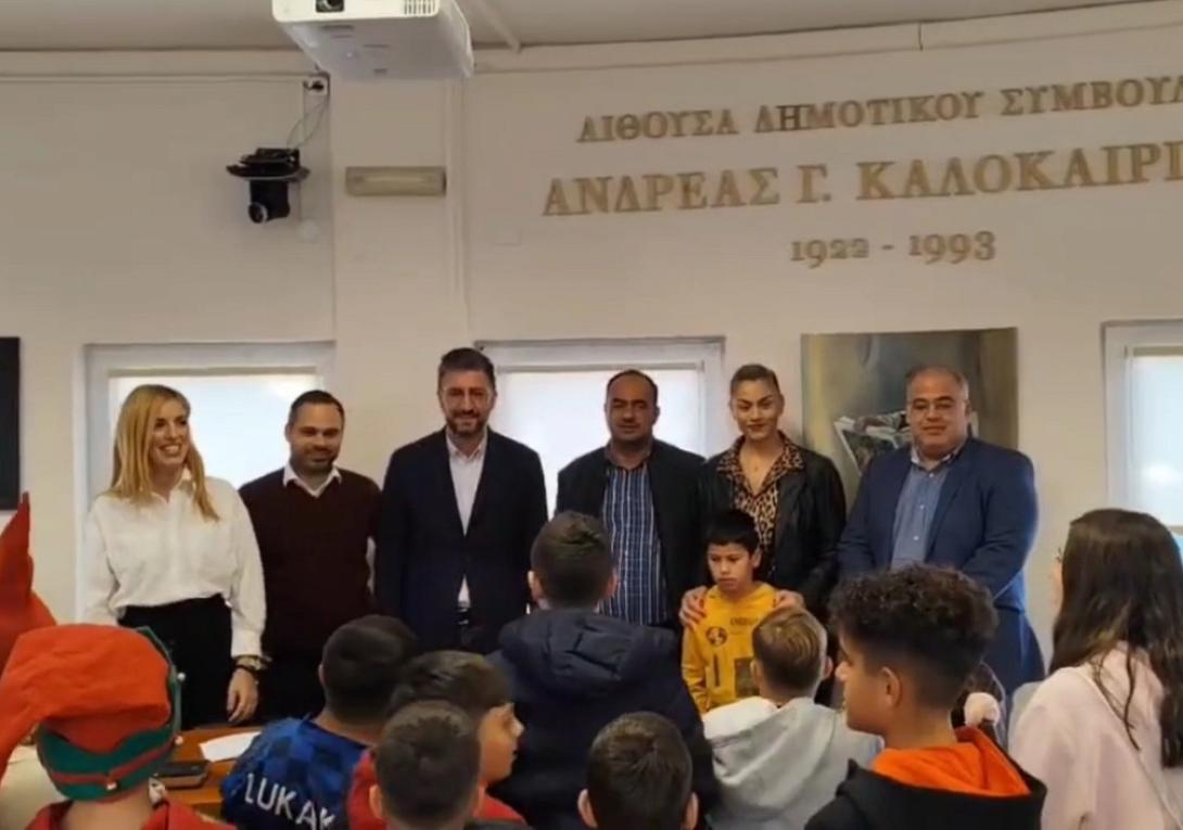 Τα κάλαντα είπαν μαθητές δημοτικών σχολείων στο Δήμαρχο Μαλεβιζίου
