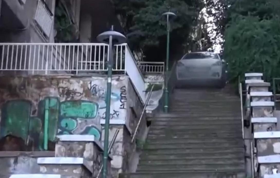 αυτοκινητο σκαλοπατια