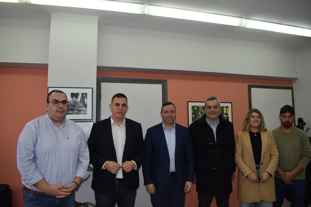 Με τον Δήμαρχο Μανώλη Μενεγάκη συναντήθηκαν οι βουλευτές Χάρης Μαμουλάκης και Γιώργος Καραμέρος