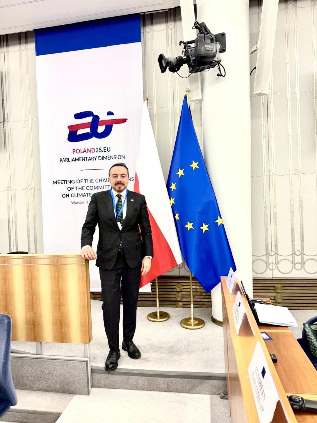 ΠΑΡΑΣΥΡΗΣ ΣΤΗ ΒΑΡΣΟΒΙΑ