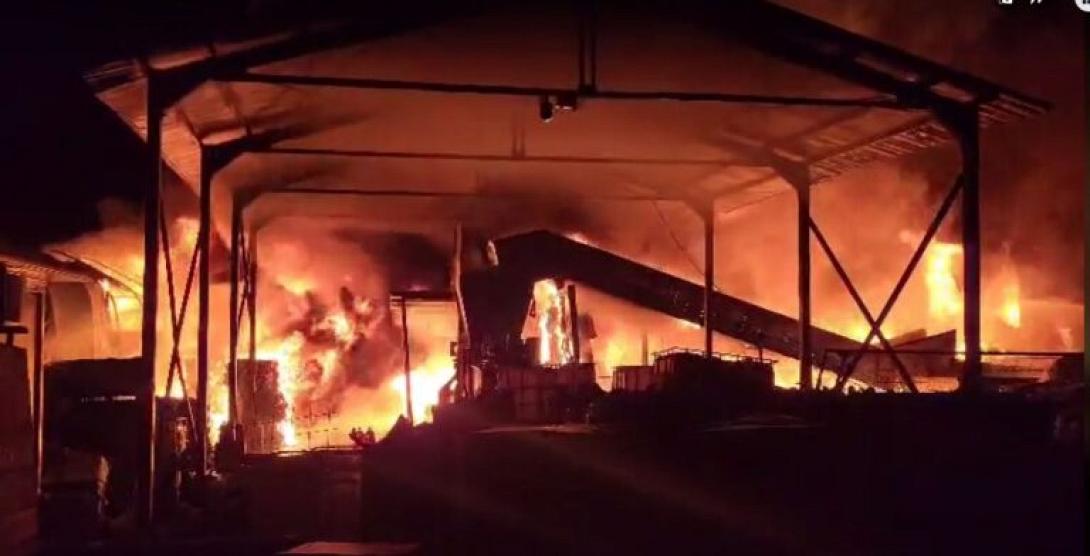 φωτιά σε εργοστάσιο στη Λέσβο 