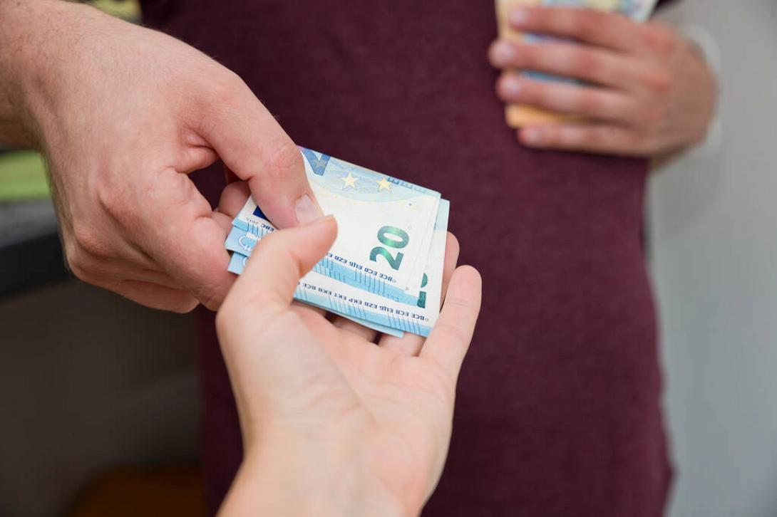 φοροδιαφυγή (φωτογραφία από create.vista.com)