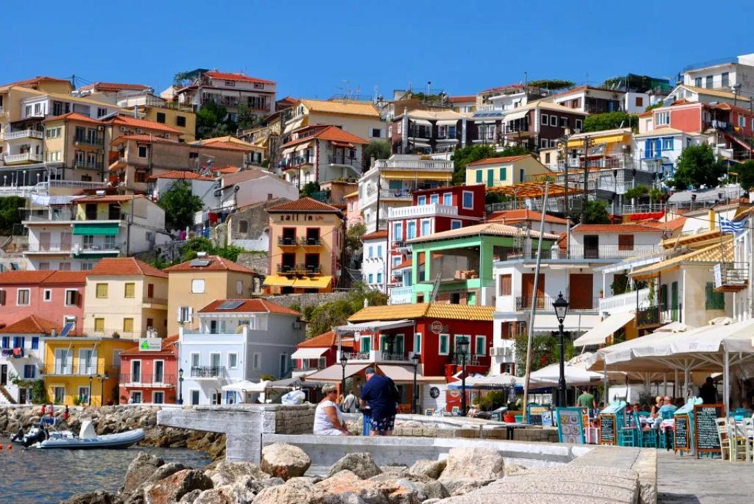 Πώς θα φτάσετε στους Παξούς και τους Αντίπαξους Η πρόσβαση στους Παξούς είναι σχετικά εύκολη, αν και απαιτεί συνήθως ένα συνδυασμό μέσων μεταφοράς.  Από την Ηγουμενίτσα: Αυτός είναι ο πιο συνηθισμένος τρόπος. Καθημερινά δρομολόγια με φέρρυ συνδέουν την Ηγουμενίτσα με τον Γάιο, την πρωτεύουσα των Παξών. Το ταξίδι διαρκεί περίπου 1,5 με 2 ώρες. Το πλοίο μπορεί να μεταφέρει και αυτοκίνητο.  Από την Κέρκυρα: Υπάρχουν επίσης δρομολόγια με υδροπτέρυγα και ταχύπλοα από την Κέρκυρα. Το ταξίδι είναι πιο σύντομο, περ