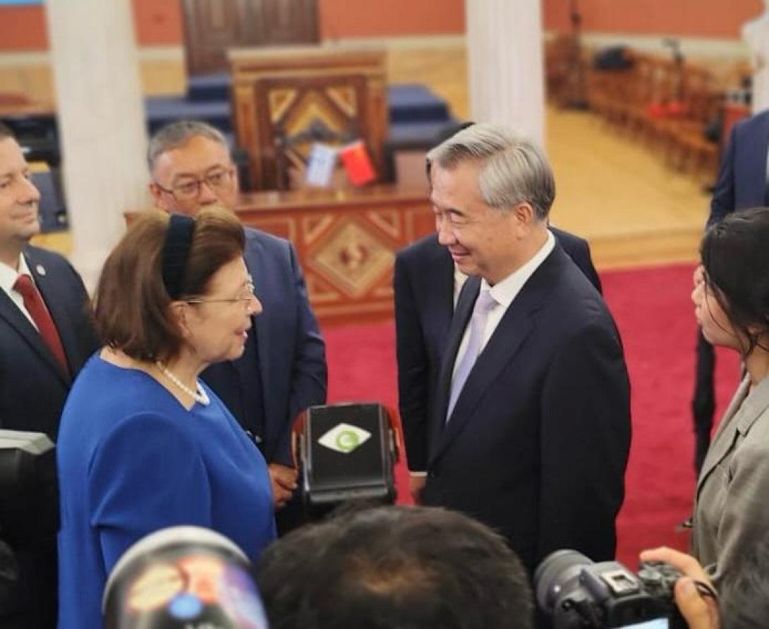 ΜΕΝΔΩΝΗ - ΚΙΝΑ