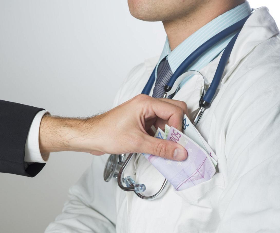 γιατρός - φακελάκι 