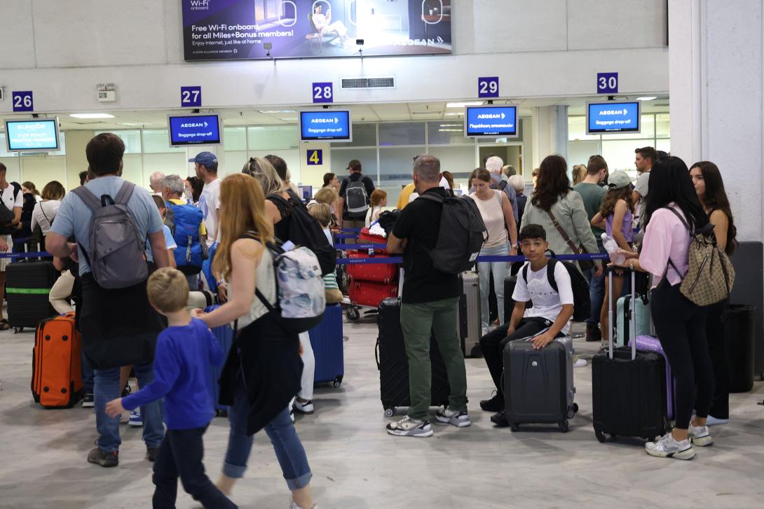 τουρίστες αεροδρόμιο Ηρακλείου