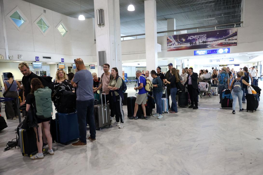 τουρίστες αεροδρόμιο Ηρακλείου