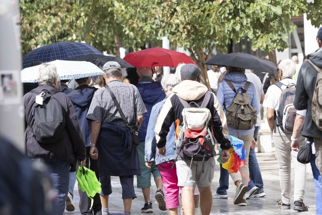 τουρίστες - βροχή 