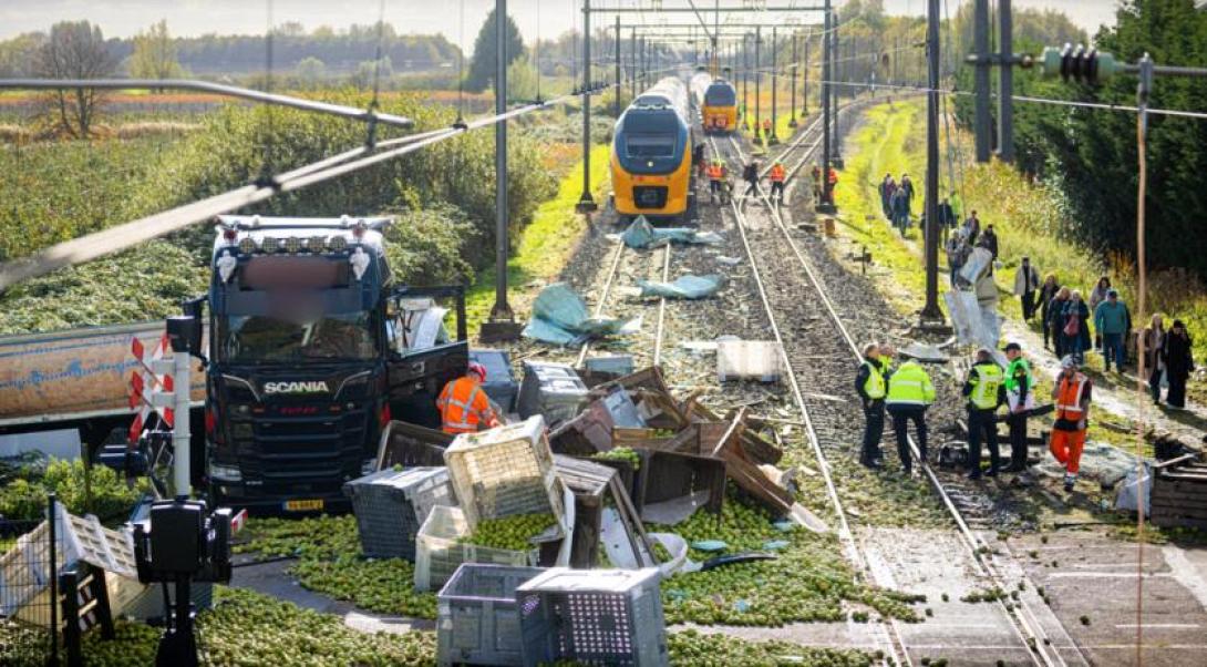 ολλανδια συγκρουση τρενου με φορτηγο