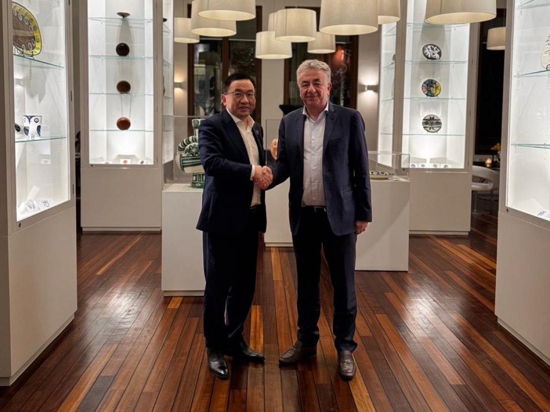 αρναουτάκης κινέζος πρέσβης