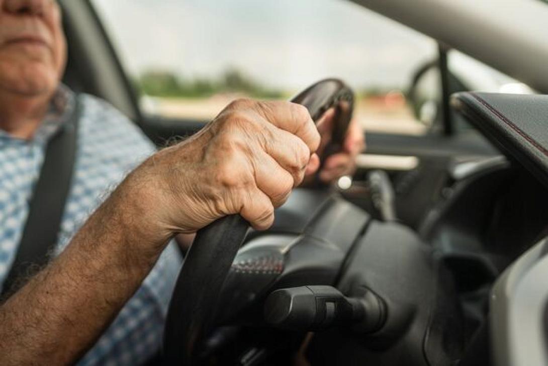 ηλικιωμένος - οδήγηση 