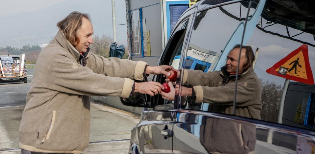  Στο Μακρυχώρι μοίρασαν μήλα σε οδηγούς