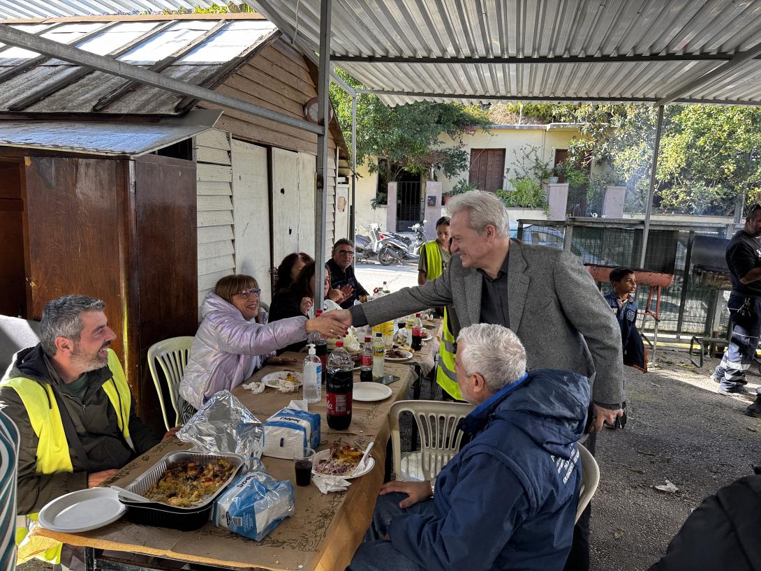 Ο Αλέξης Καλοκαιρινός αντάλλαξε ευχές με τους εργαζόμενους