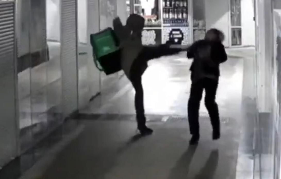 κλωτσιά ντελιβεράς