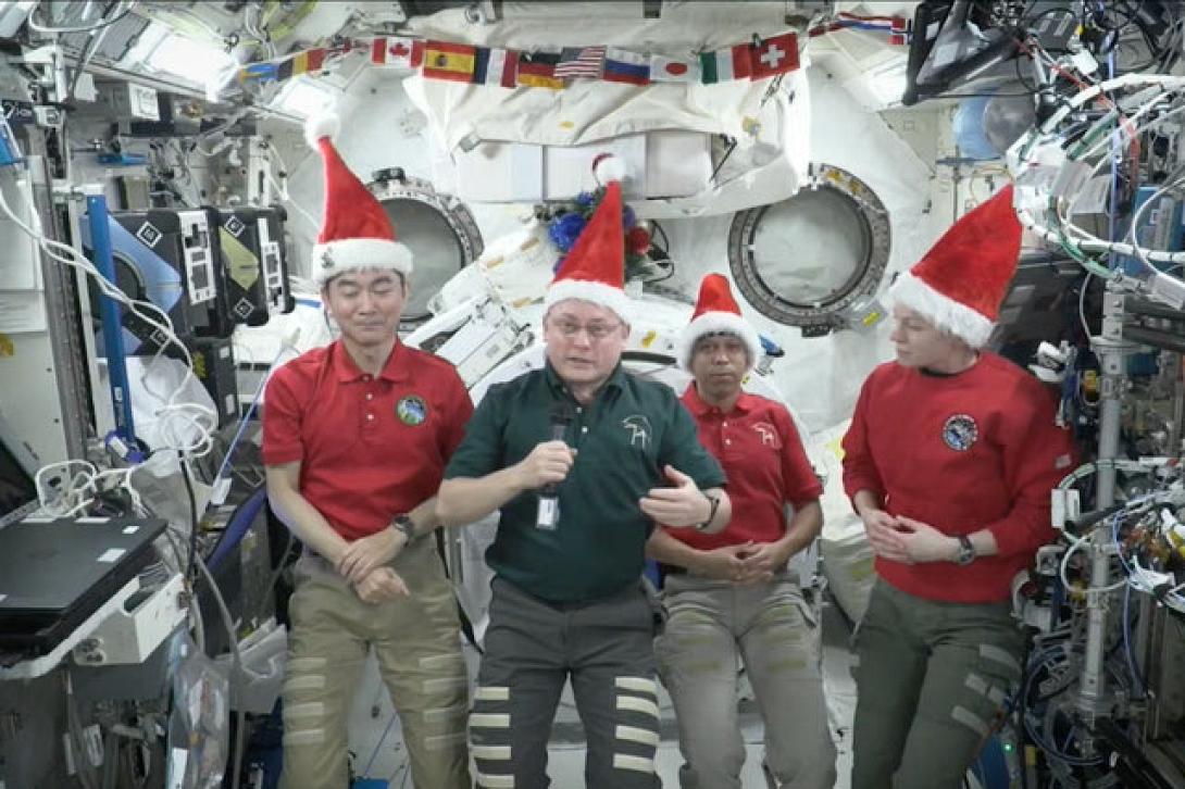 Αστροναύτες στέλνουν χριστουγεννιάτικες ευχές