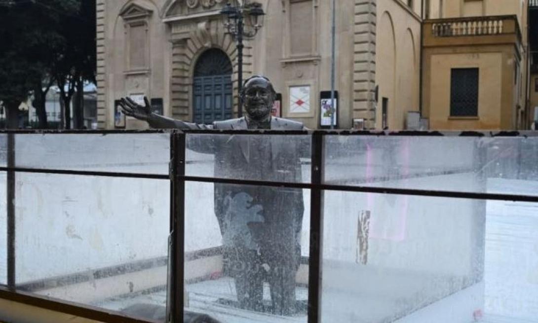 Παβαρότι άγαλμα