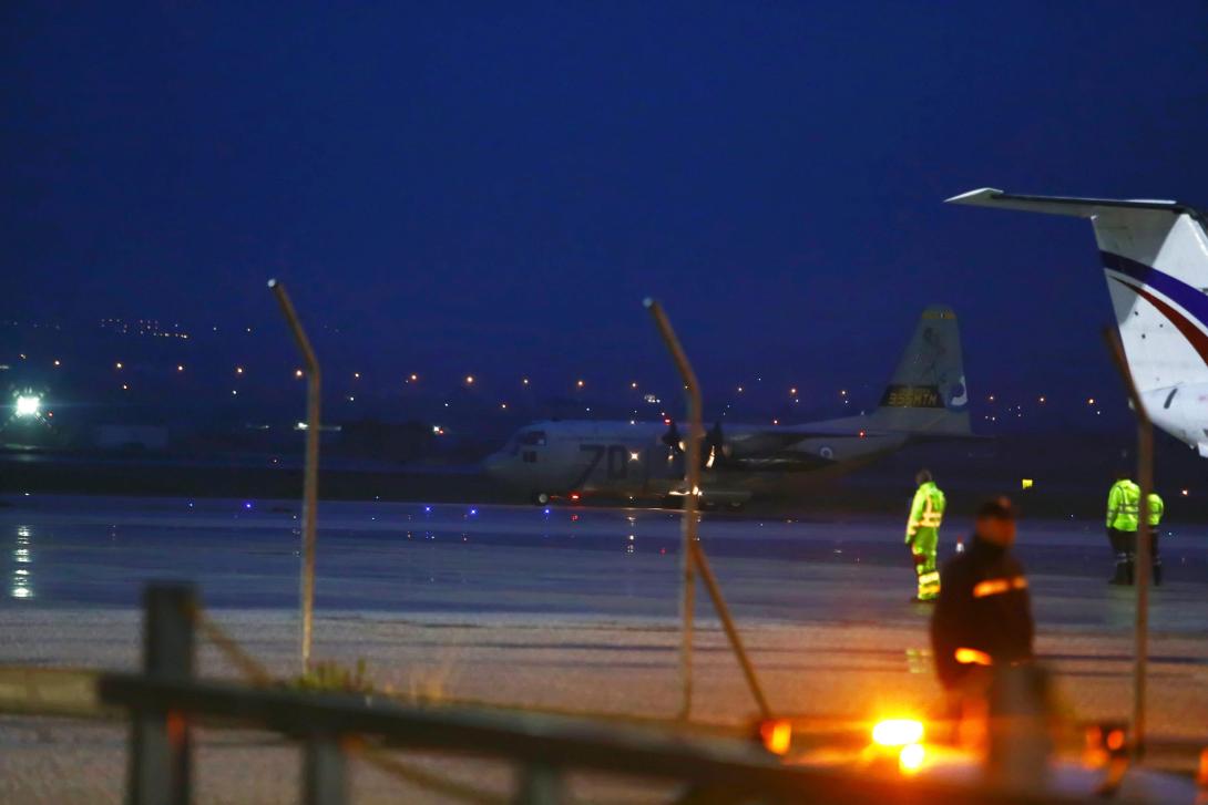 Προσγειώθηκε στο «Μακεδονία» το C-130 με τις σορούς των 7 οπαδών του ΠΑΟΚ