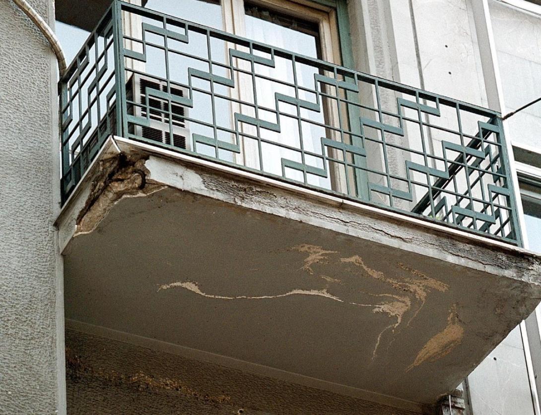 ετοιμόρροπο μπαλκόνι