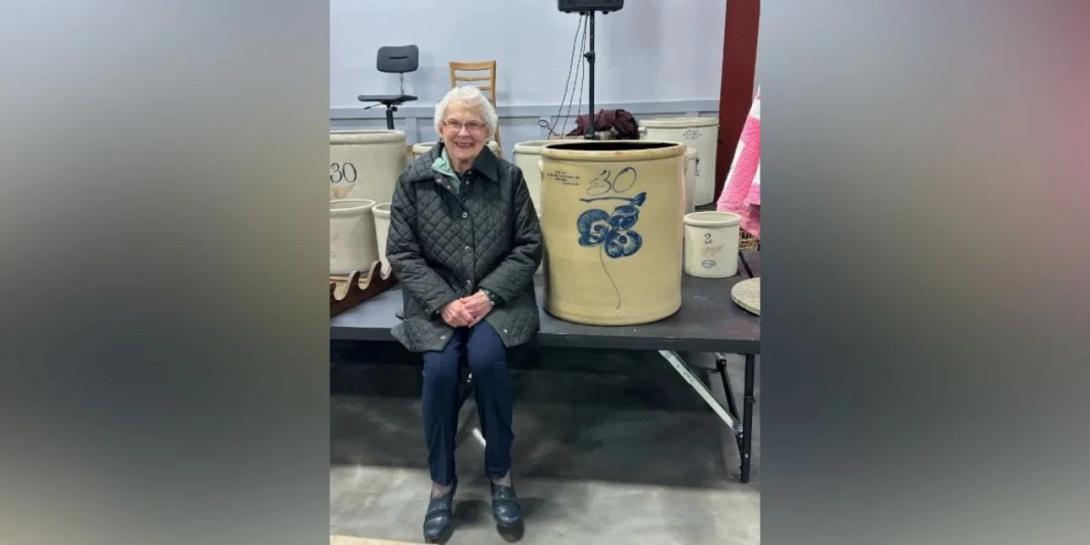 Μια γυναίκα στις ΗΠΑ πούλησε ένα κεραμεικό δοχείο για 32.000 ευρώ <p>Πηγή: <a target="_blank" href="https://www.iefimerida.gr">iefimerida.gr</a> - <a target="_blank" href="https://www.iefimerida.gr/stories/mia-gynaika-poylise-keramiko-skeyos-gia-32000-dolaria">Γυναίκα είχε ένα κεραμικό σκεύος για 40 χρόνια και ήθελε να το πουλήσει για 100 δολάρια -Τελικά πήρε 32.000 δολάρια - iefimerida.gr</a></p>