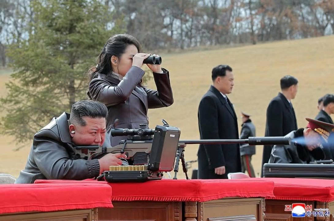 παρουσίασε νέα τυφέκια ελεύθερου σκοπευτή σε αξιωματούχους του κόμματος