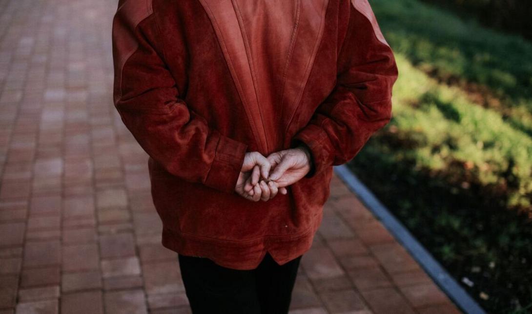 χέρια πίσω από την πλάτη