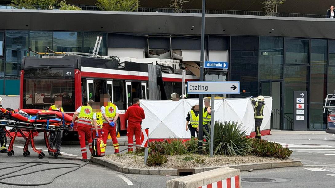 Αυστρία: Λεωφορείο έπεσε πάνω σε σούπερ μάρκετ