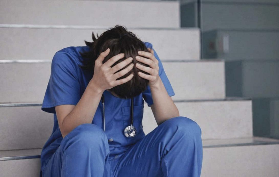 γυναίκα γιατρός απόγνωση