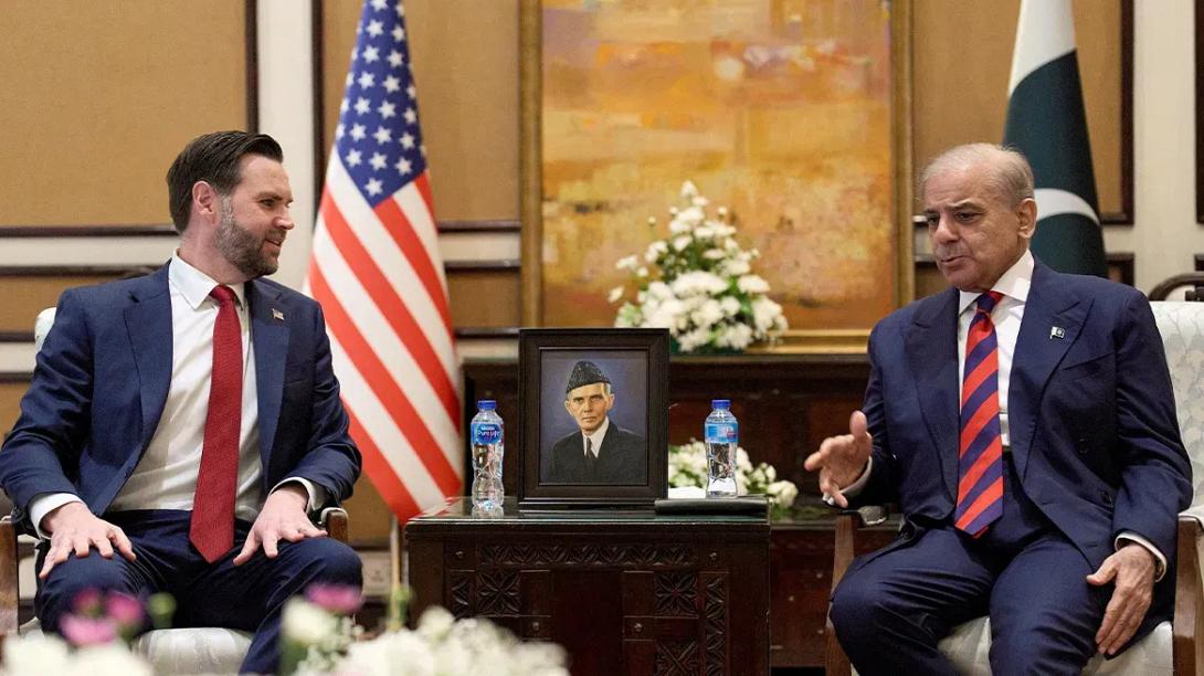 Τζέι Ντι Βανς - Σεχμπάζ Σαρίφ