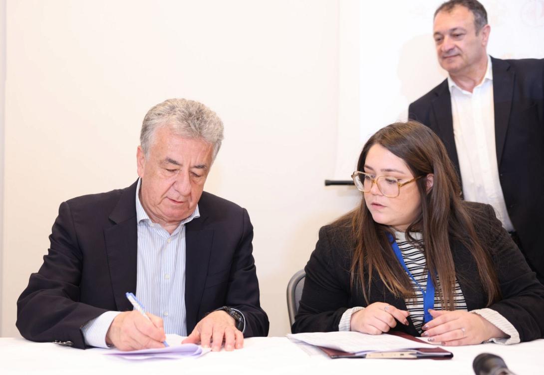 ΣΤΑΥΡΟΣ ΑΡΝΑΟΥΤΑΚΗΣ Χαμόγελο Παιδιού