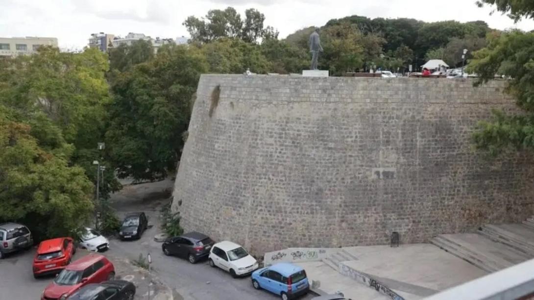 αγαλμα βενιζελου τειχη 