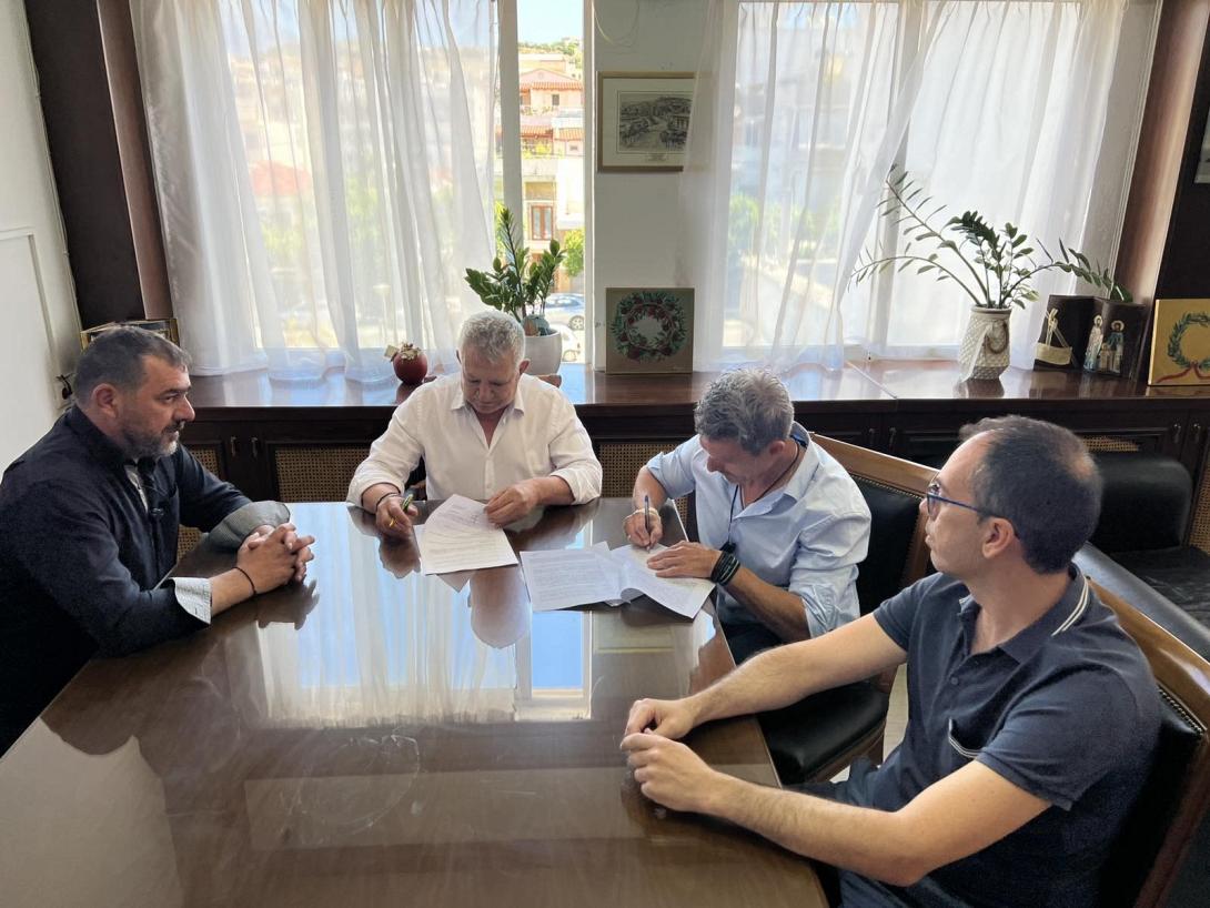 Υπογράφηκε η σύμβαση για την υπογειοποίηση των εναέριων δικτύων ηλεκτρικής ενέργειας στο κέντρο των Μοιρών