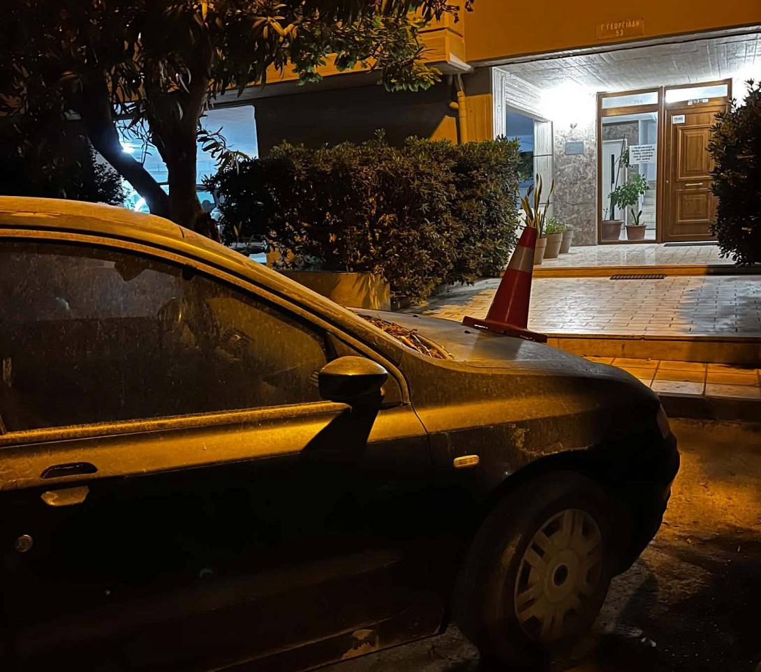 εγκαταλελειμμένο αυτοκίνητο 
