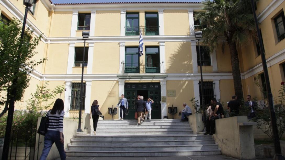 παρουσιάστρια