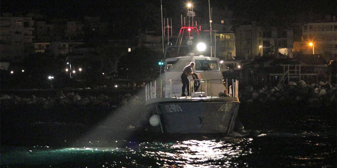 Σκάφος Λιμενικού βράδυ