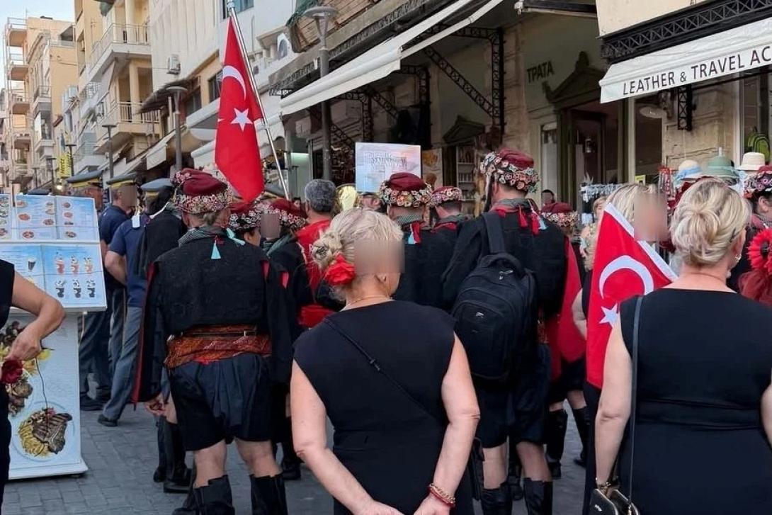 τουρκικές σημαίες 25ης αυγούστου