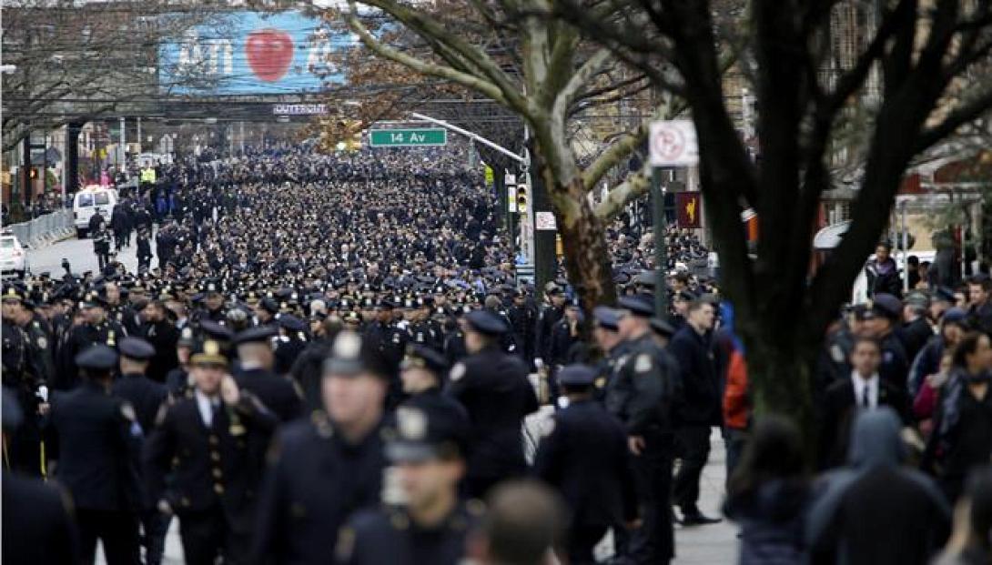 Χιλιάδες άνθρωποι στην κηδεία του δολοφονημένου αστυνομικού στη Νέα Υόρκη