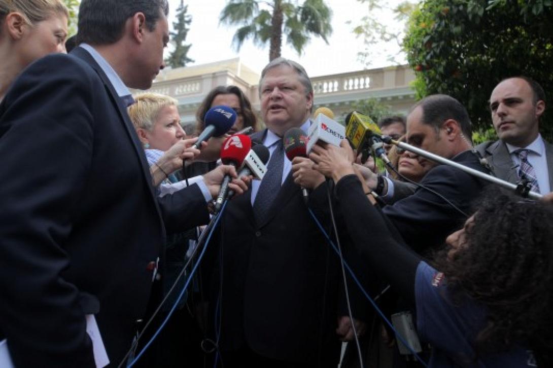 &quot;Η σταθερότητα της κυβέρνησης δεν υπονομεύεται&quot; το μήνυμα Βενιζέλου - Αναμένονται δηλώσεις του Πρωθυπουργού