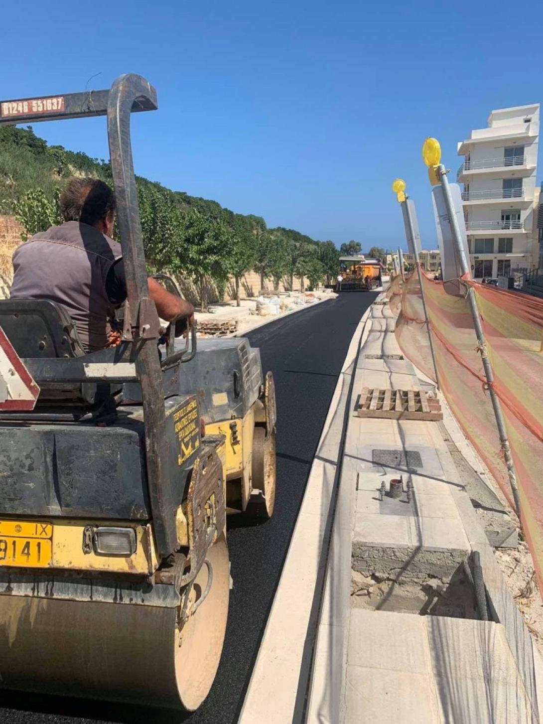 Μέσα στην εβδομάδα που έρχεται θα γίνει και η τρίτη και τελική επίστρωση, με αντιολισθηρή επιφάνεια για την κυκλοφορία των οχημάτων.