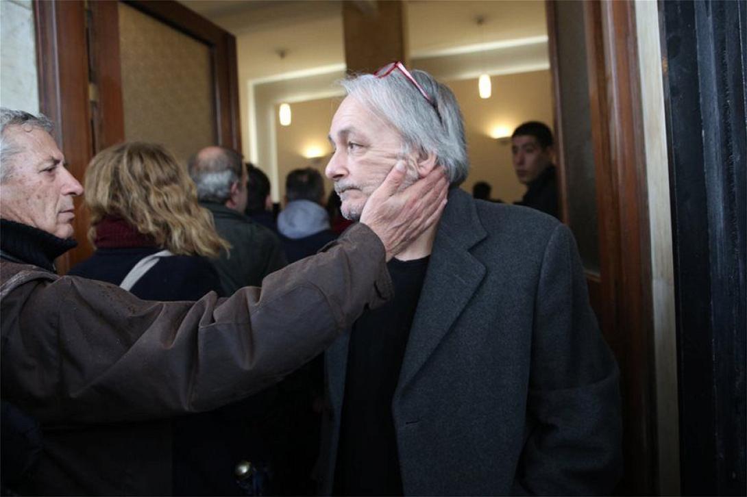 Ο Ανδρέας Μικρούτσικος στη κηδεία του αδελφού του