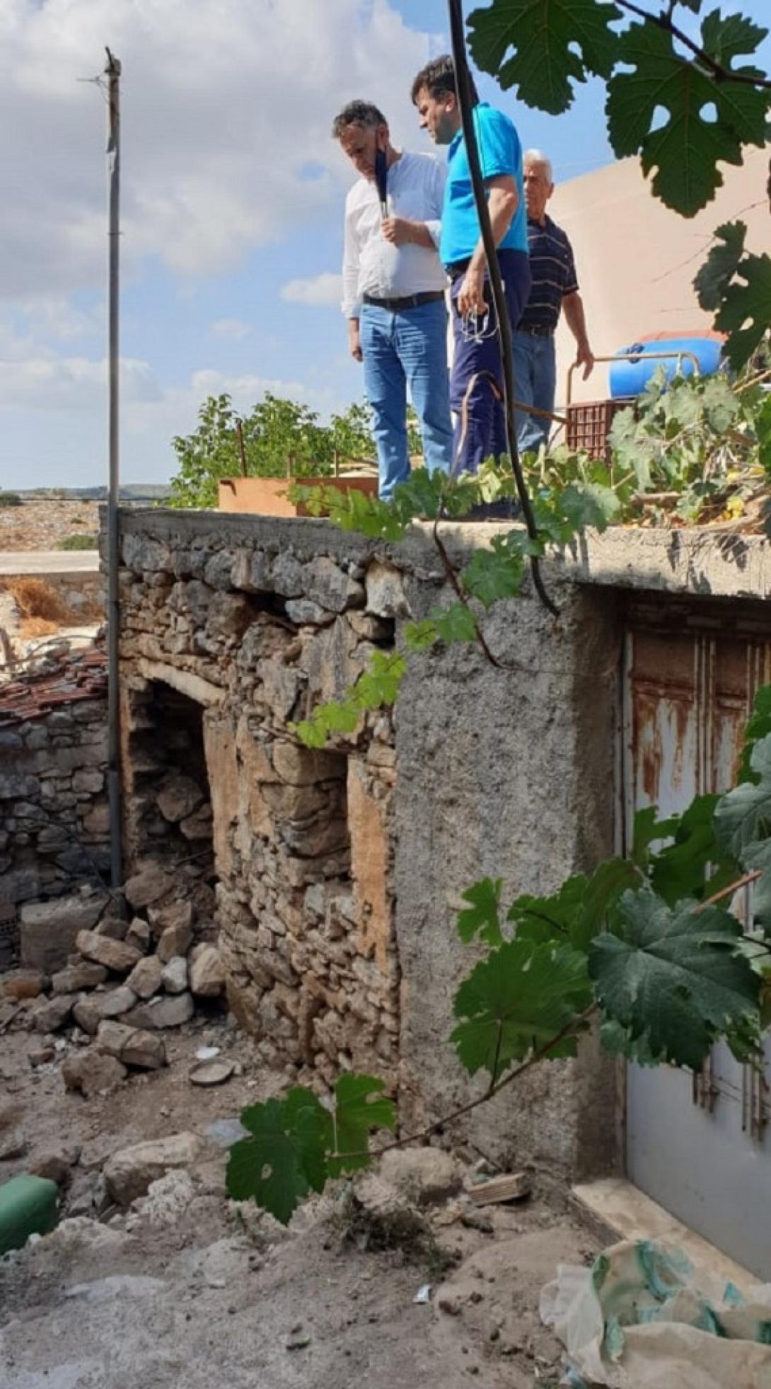 Ζημιές σε παλαιές κατοικίες άφησε πίσω του ο ισχυρός σεισμός.