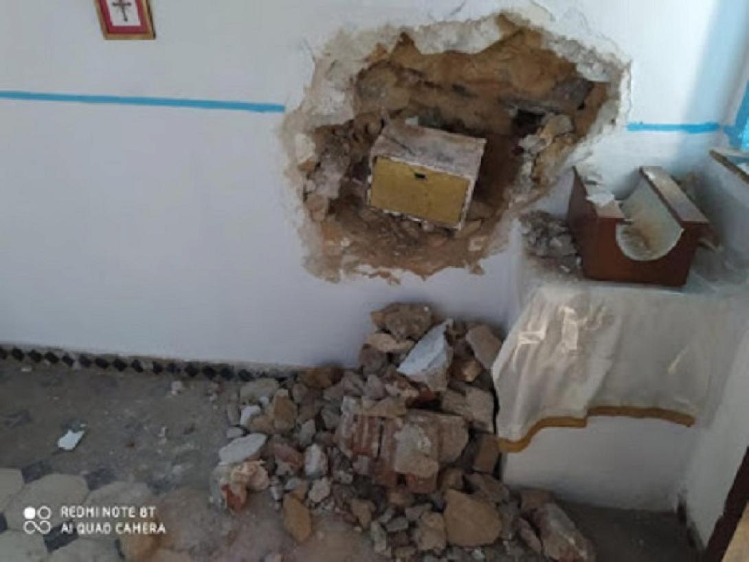 Οι κασμάδες που χρησιμοποιήθηκαν, έκαναν μια χαρά τη δουλειά τους και κατέστρεψαν μέρος του τοίχου, του εμβληματικού για την περιοχή ναϊσκου&quot; 